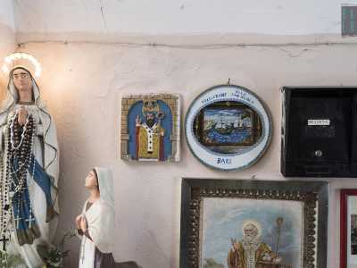...ed immagini e statue della Madonna e San Nicola...